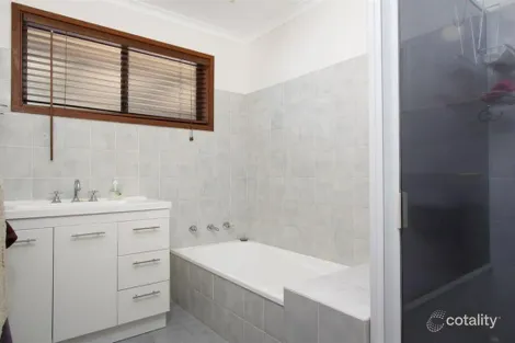 Property photo of 9 Matheson Place Estella NSW 2650