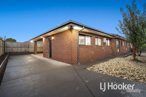 Property photo of 18 Penelope Close Cranbourne North VIC 3977