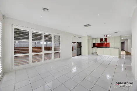 Property photo of 32 Ashton Crescent Hoppers Crossing VIC 3029