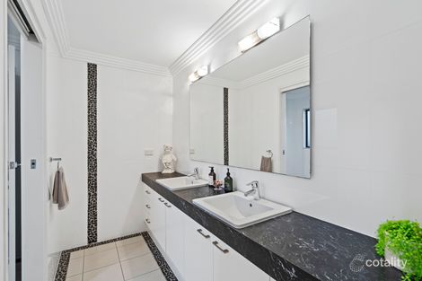 Property photo of 6 Village Low Road Benowa QLD 4217