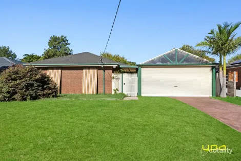 Property photo of 10 Elaine Court Cranbourne VIC 3977