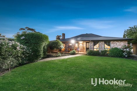 Property photo of 17 Earlston Square Berwick VIC 3806