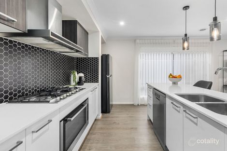 Property photo of 21 Foxley Crescent Mickleham VIC 3064