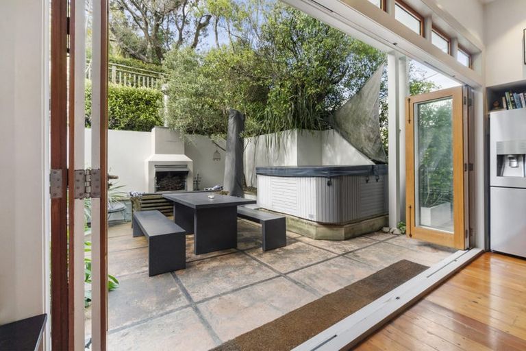 Photo of property in 43 Grove Road, Kelburn, Wellington, 6012