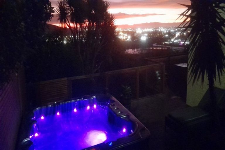 Photo of property in 102 Cannon Hill Crescent, Mount Pleasant, Christchurch, 8081