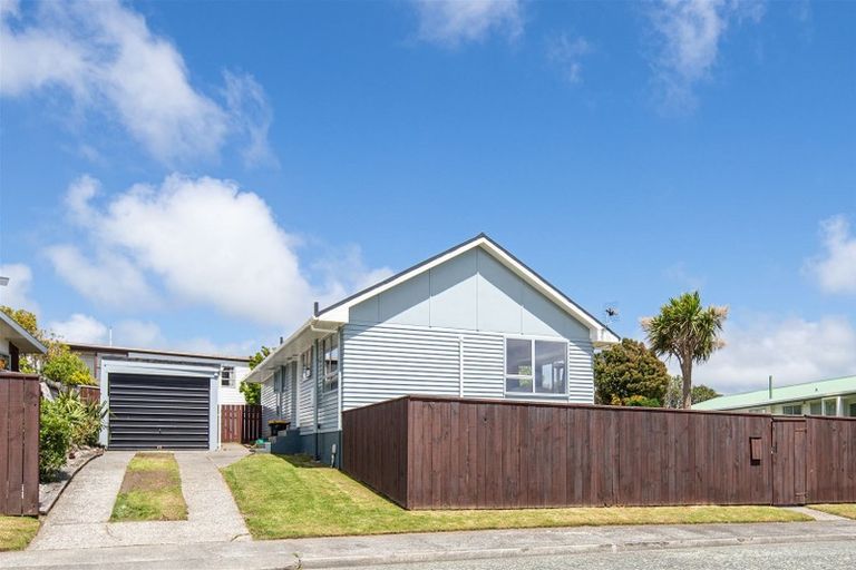 Photo of property in 3 Kingsbridge Place, Newlands, Wellington, 6037