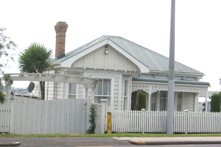 Photo of property in 1/115 Mokoia Road, Birkenhead, Auckland, 0626