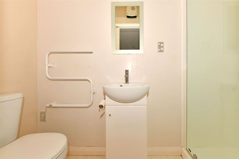 Photo of property in 8d Broadbent Street, Riccarton, Christchurch, 8041