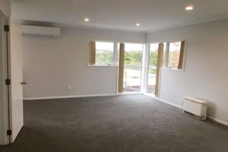 Photo of property in 10 Fairview Place, Westown, New Plymouth, 4310
