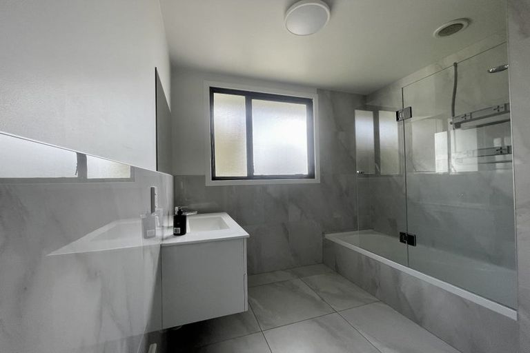 Photo of property in 2/84 Lynwood Road, New Lynn, Auckland, 0600