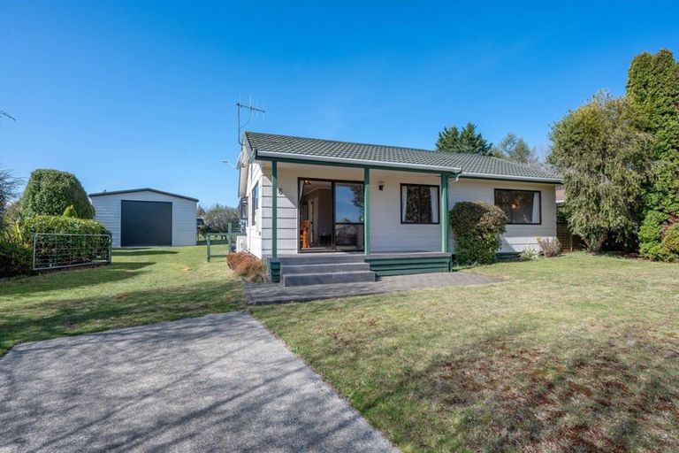 Photo of property in 6 Gibbs Place, Kinloch, Taupo, 3377
