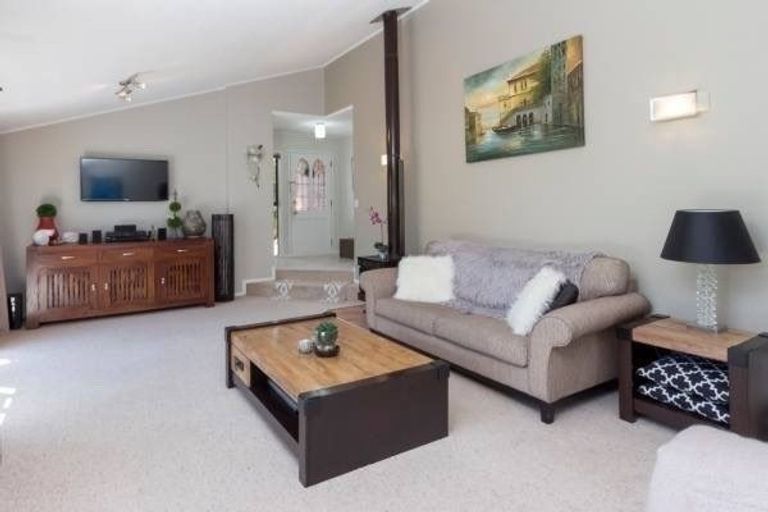 Photo of property in 5 Photinia Place, Botany Downs, Auckland, 2010