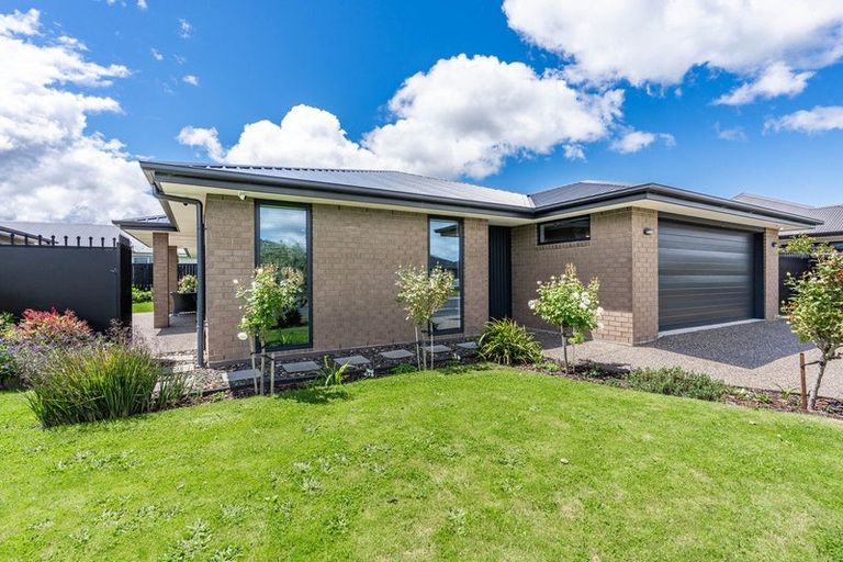 Photo of property in 16 Carrick Place, Mosgiel, 9024