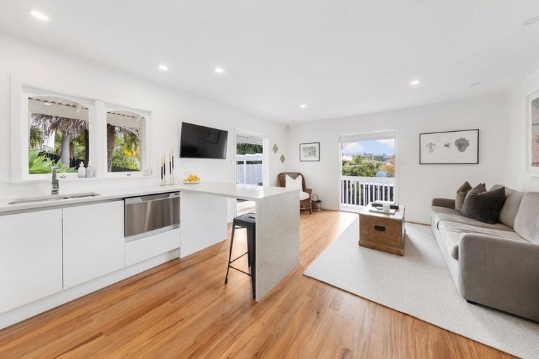 Photo of property in 2/16 Woodside Avenue, Northcote, Auckland, 0627