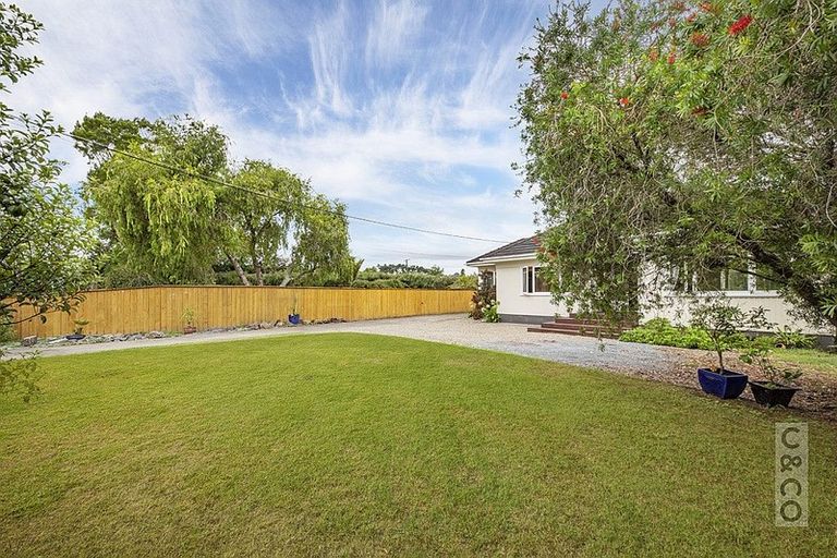 Photo of property in 7 Taupaki Road, Taupaki, Henderson, 0782