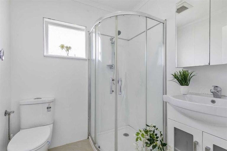 Photo of property in 2/16 Diana Drive, Glenfield, Auckland, 0627