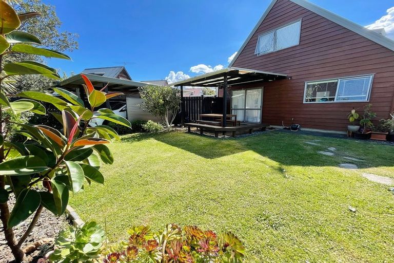 Photo of property in 17 Caspian Close, New Lynn, Auckland, 0600