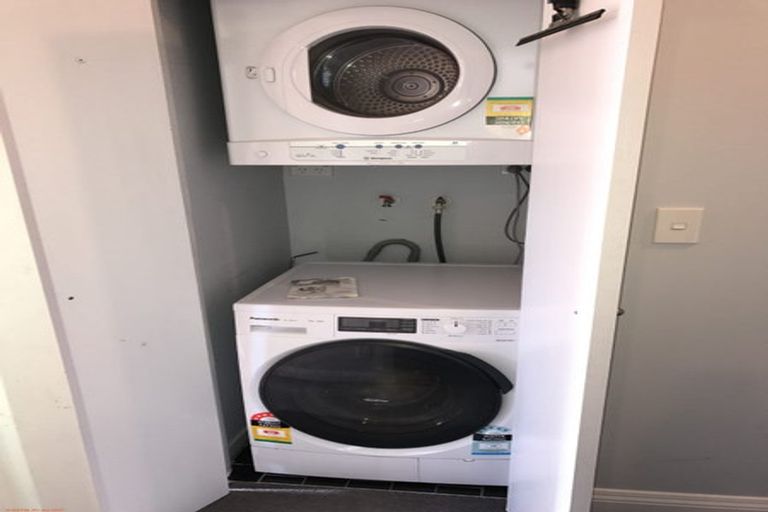 Photo of property in 30a Sutherland Crescent, Melrose, Wellington, 6023