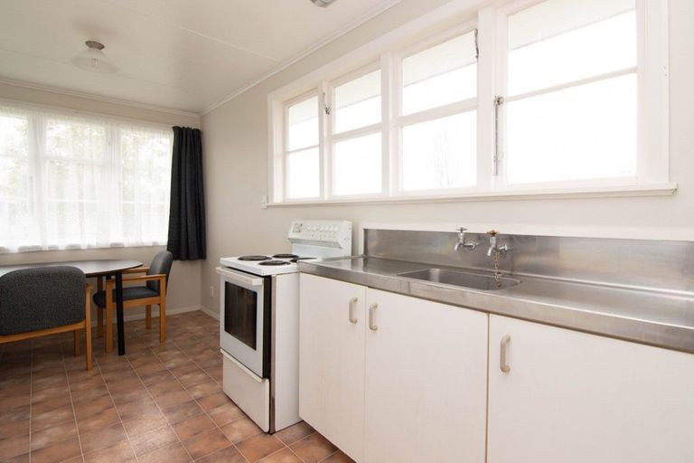 Photo of property in 18 Montrose Place, Takaro, Palmerston North, 4412