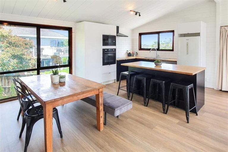 Photo of property in 2/44 Toroa Street, Torbay, Auckland, 0630