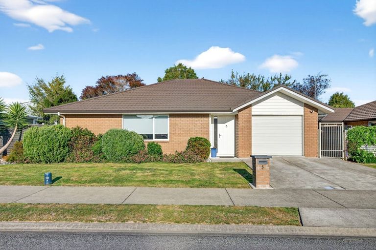 Photo of property in 5 Tarata Grove, Lansdowne, Masterton, 5810