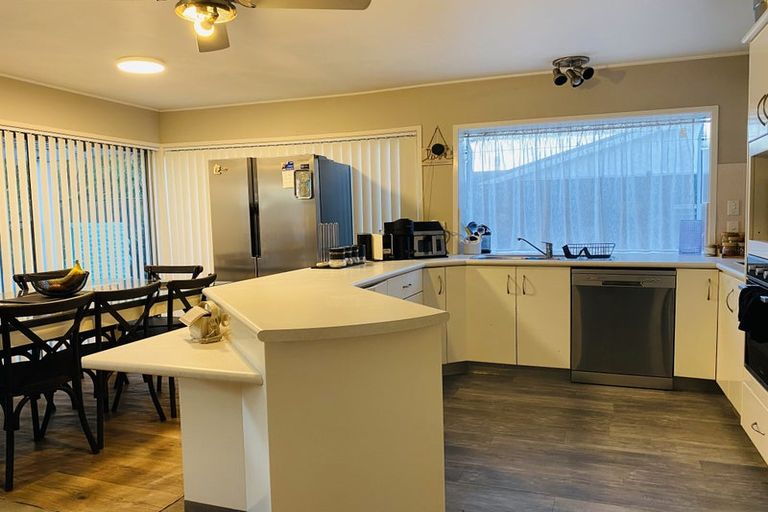 Photo of property in 22 Hedge Row, Sunnyhills, Auckland, 2010