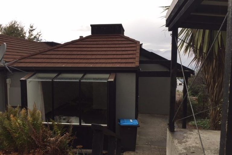 Photo of property in 17a Wynyard Crescent, Fernhill, Queenstown, 9300