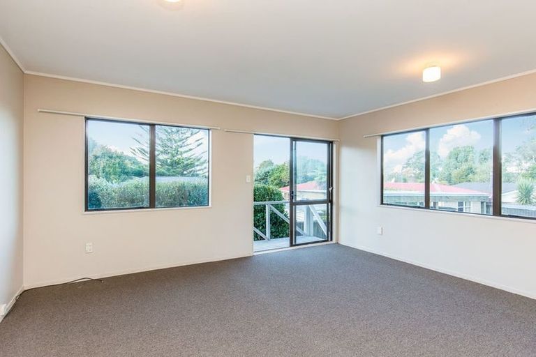 Photo of property in 1/21 Lowtherhurst Road, Massey, Auckland, 0614