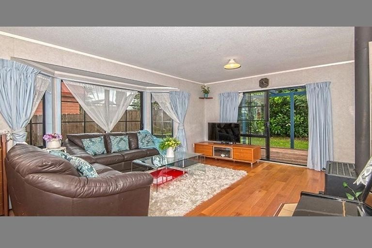 Photo of property in 2/16 De Quincey Terrace, Highland Park, Auckland, 2010
