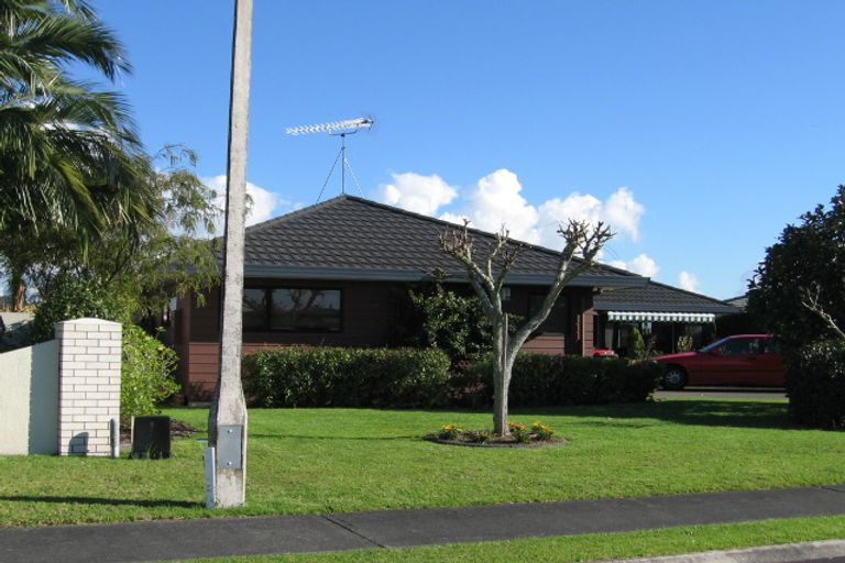 Photo of property in 16 Settlers Grove, Orewa, 0931