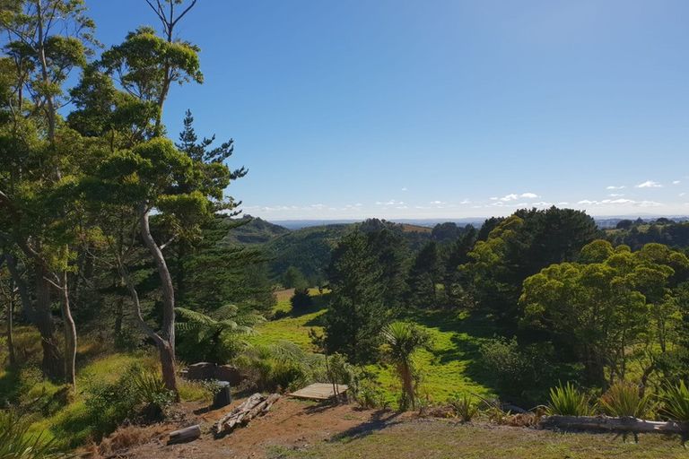 Photo of property in 62 Caton Road, Waitakere, Henderson, 0782