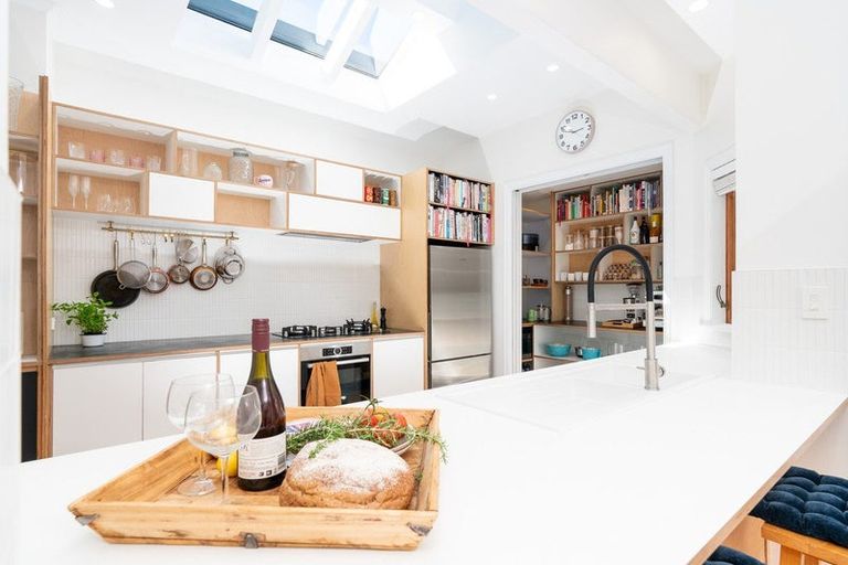 Photo of property in 16 Hawker Street, Mount Victoria, Wellington, 6011