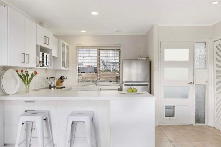 Photo of property in 2/16 Hollyhock Place, Browns Bay, Auckland, 0630