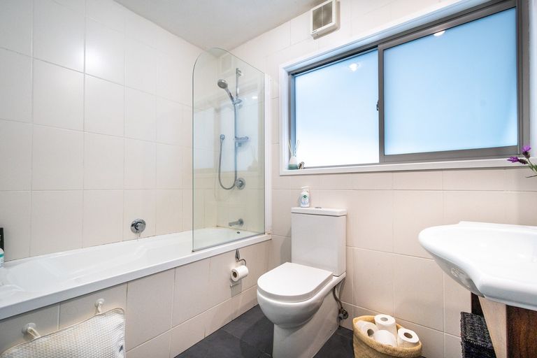 Photo of property in 3 Opanuku Road, Henderson Valley, Auckland, 0612