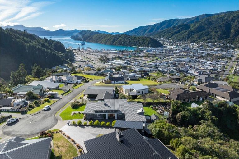 Photo of property in 33 Harbour View Heights, Picton, 7220