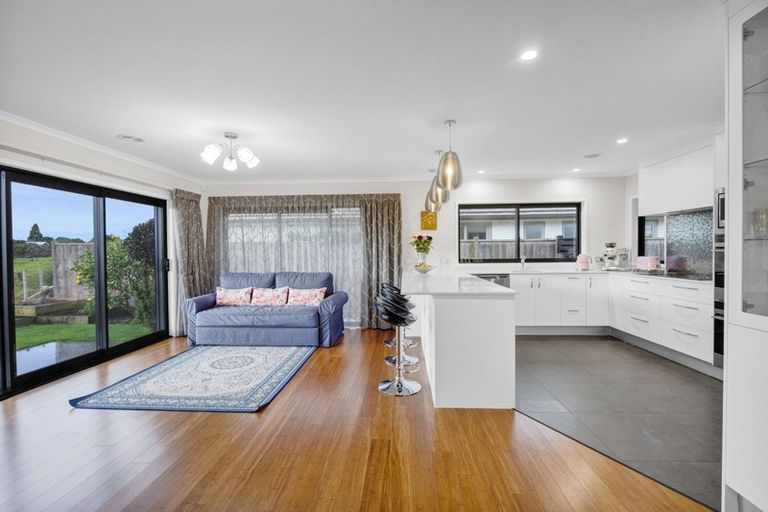 Photo of property in 8 Greenridge Lane, Merrilands, New Plymouth, 4312