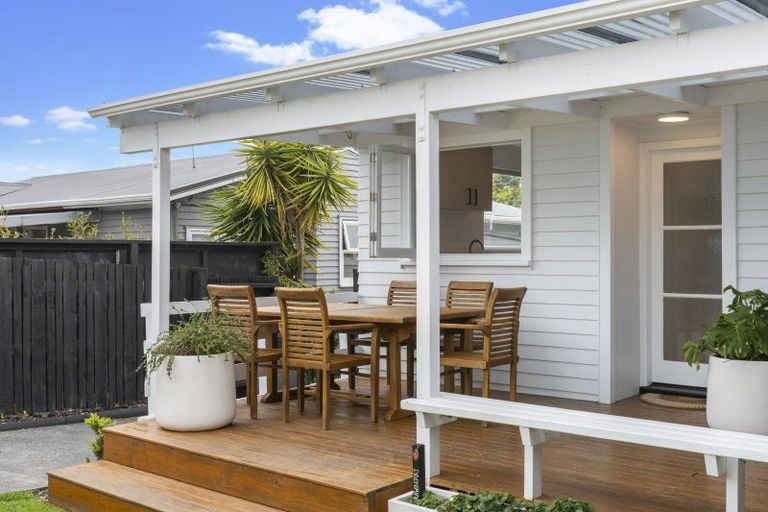 Photo of property in 4 Bayside Avenue, Te Atatu Peninsula, Auckland, 0610