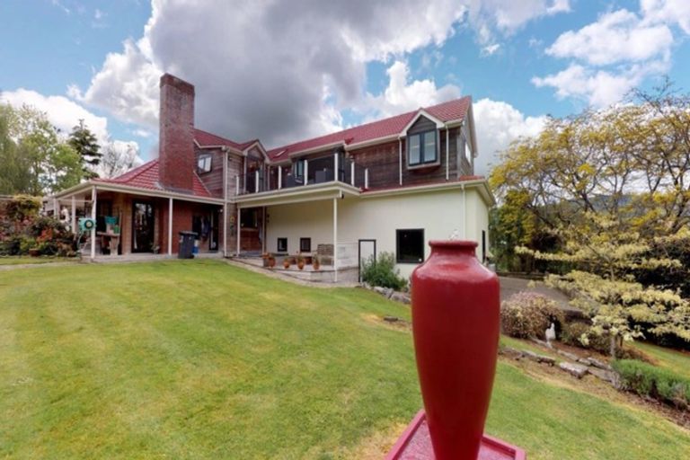 Photo of property in 312 Heatherlea Road East, Levin, 5571