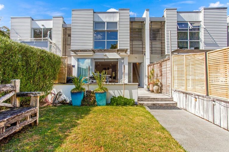 Photo of property in 16 Willow Camp Road, Takanini, 2112