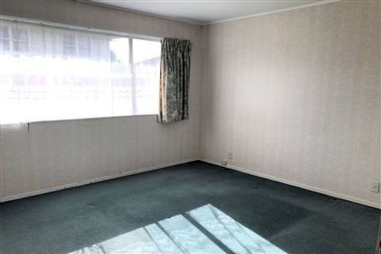 Photo of property in 1/4267 Great North Road, Glendene, Auckland, 0602