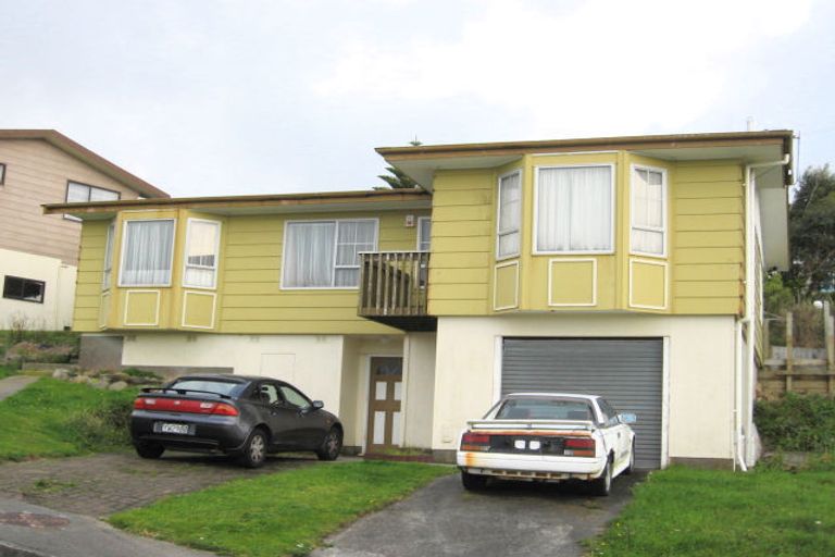 Photo of property in 13 Cheltenham Terrace, Newlands, Wellington, 6037