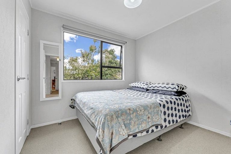 Photo of property in 18 Denver Avenue, Sunnyvale, Auckland, 0612