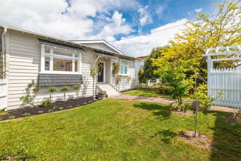 Photo of property in 13 Aramoana Avenue, Devonport, Auckland, 0624