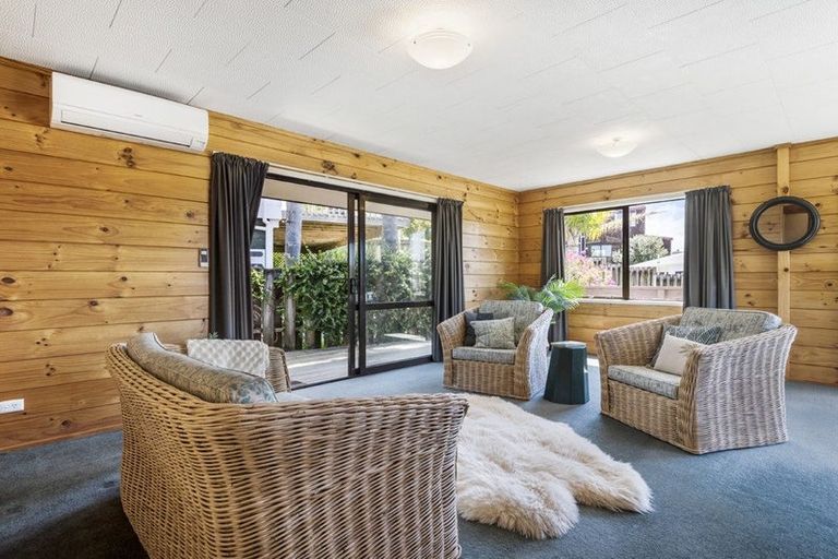 Photo of property in 1/8 Camilla Grove, Totara Vale, Auckland, 0629