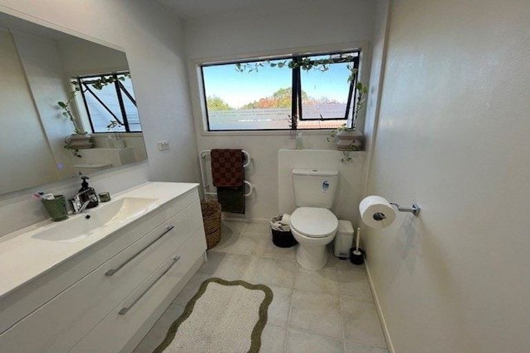 Photo of property in 32 Jillteresa Crescent, Half Moon Bay, Auckland, 2012