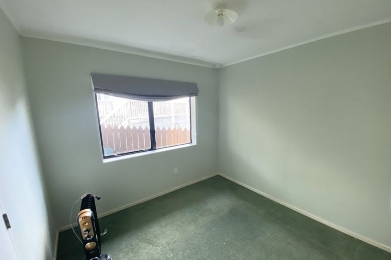 Photo of property in 2/138 Sunset Road, Unsworth Heights, Auckland, 0632