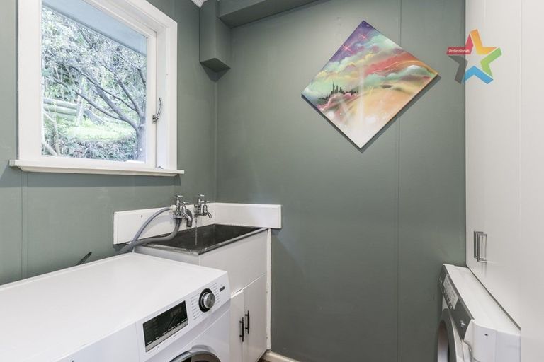 Photo of property in 10 Innes Way, Newlands, Wellington, 6037