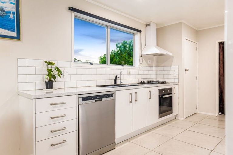 Photo of property in 2 Kilcar Place, Massey, Auckland, 0614