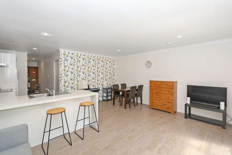 Photo of property in 10/17 Harbour View Road, Te Atatu Peninsula, Auckland, 0610