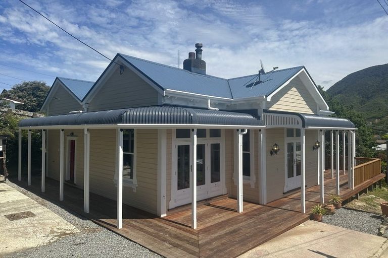 Photo of property in 121 Wellington Street, Picton, 7220